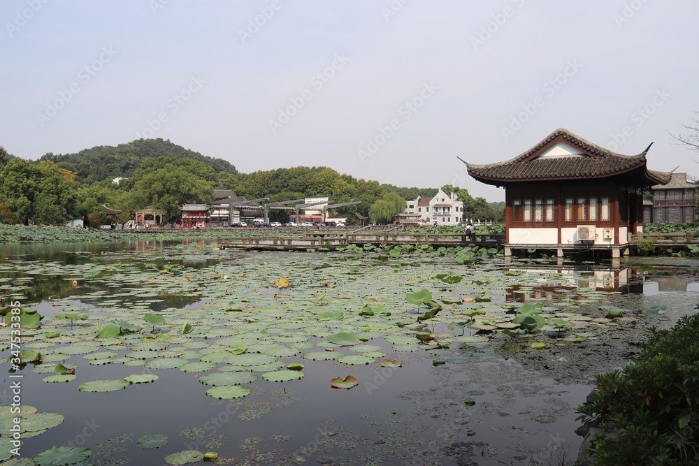 Fototapeta premium Temple sur un lac à Hangzhou, Chine