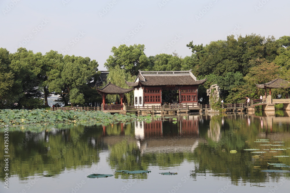 Pavillon sur un lac à Hangzhou, Chine	