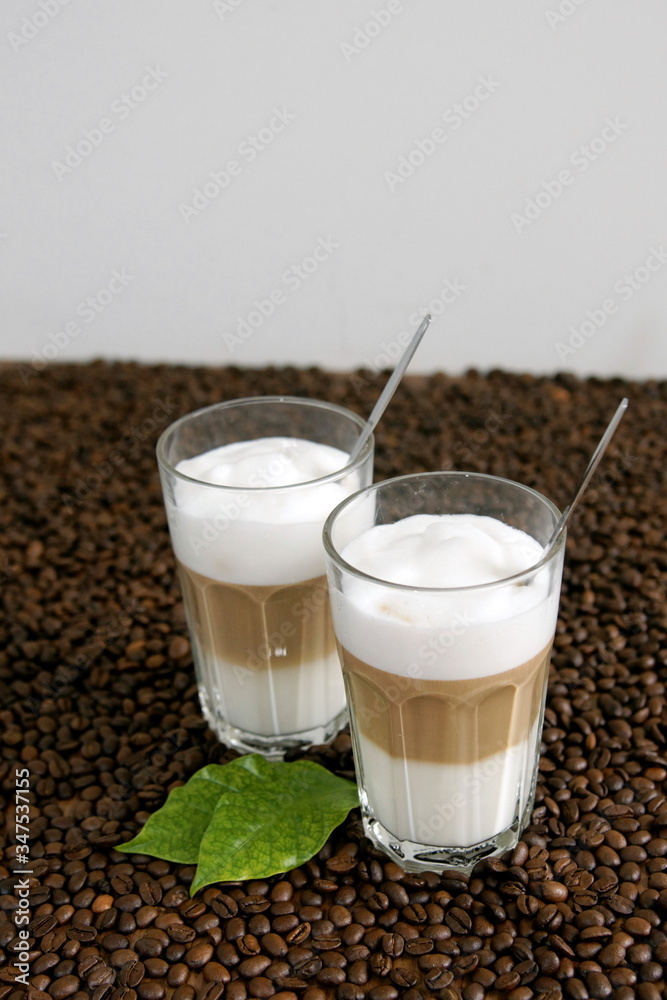 Kaffeebohnen, frisch, aromatisch Kaffee, latte macchiato, Milchschaum