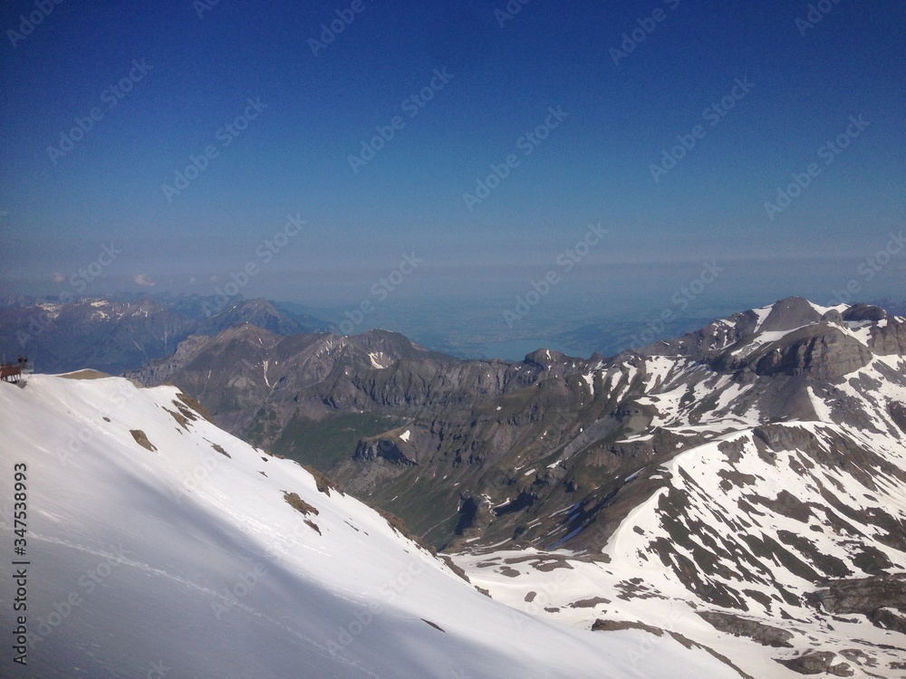 Schneebedeckte Berggipfel in den zentralschweizer Alpen 2015