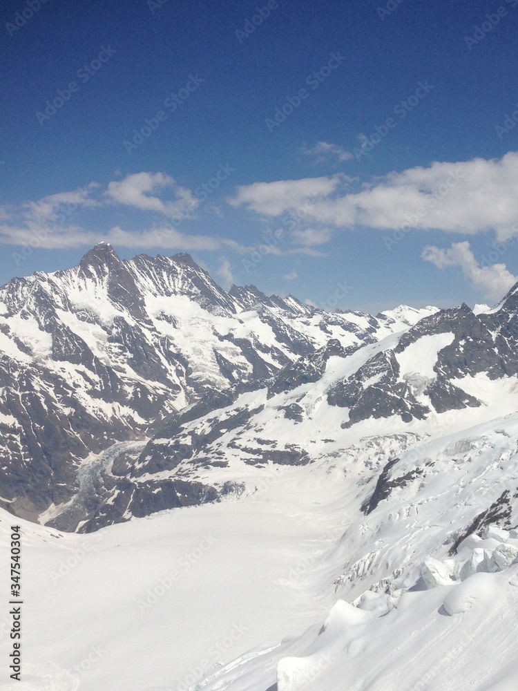 Auf dem schneebedeckten Gipfel des Jungfrau Jochs im Berner Oberland in der Schweiz 2015