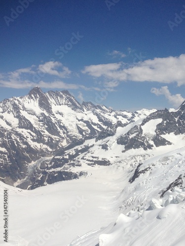 Auf dem schneebedeckten Gipfel des Jungfrau Jochs im Berner Oberland in der Schweiz 2015 © Robert