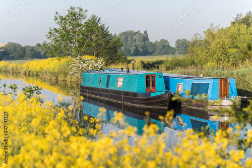 Fotografia beautiful reflection of the narrow boat in the water in summer