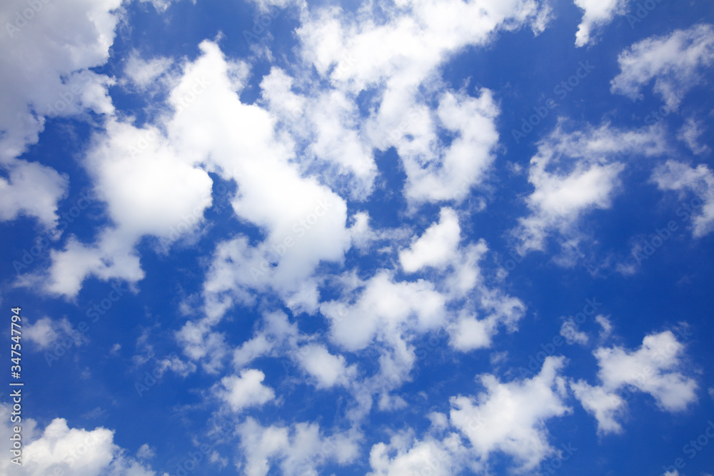 Obraz premium Blue sky and white cloud background