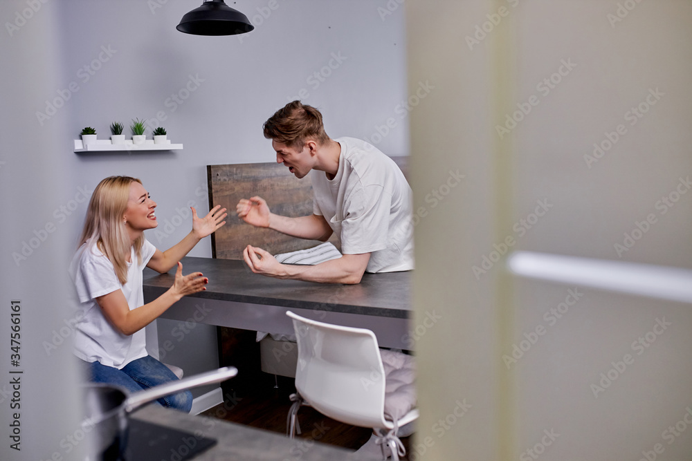 Obraz premium people, relationship difficulties, conflict and family concept - young unhappy caucasian couple having quarrel at home, they scream, argue, rage out at each other