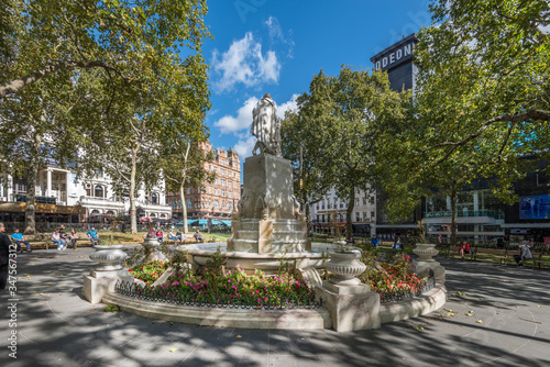 Canvas Print Leicester square, London, and Shakespeare's statue