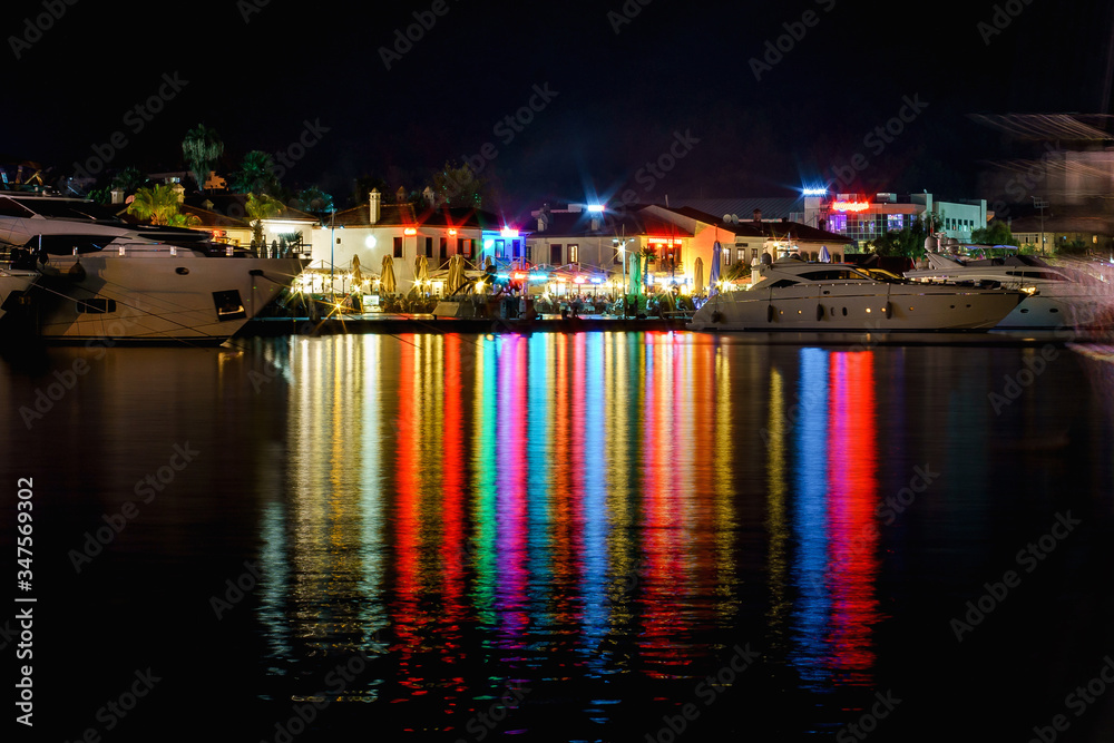 Fototapeta premium reflection in the sea of ​​night lights of the city of Marmaris