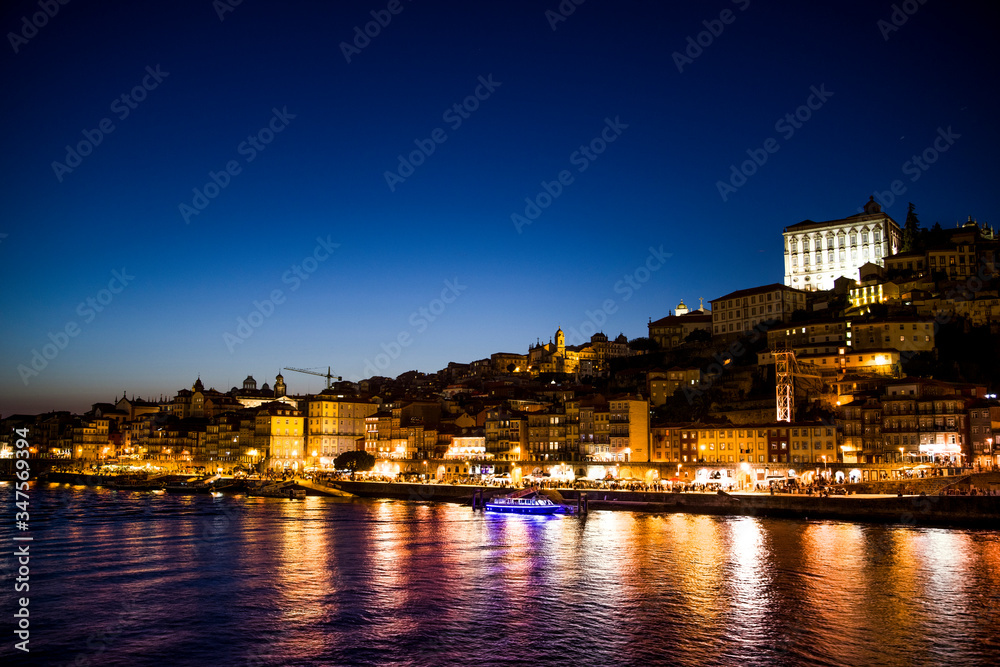 Vista nocturna de la ciudad de Oporto sobre el río Duero, Portugal
