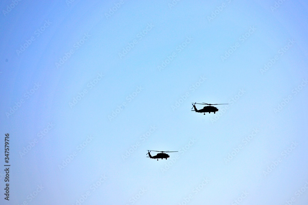 Zwei Hubschrauber im Formationsflug