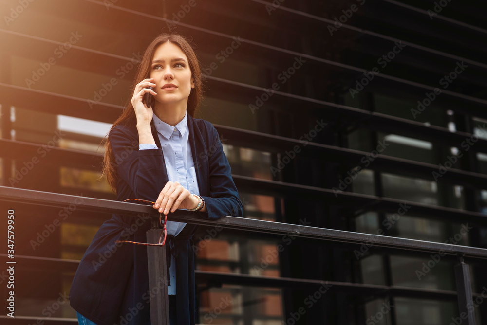 Fototapeta premium oung business woman talking on phone
