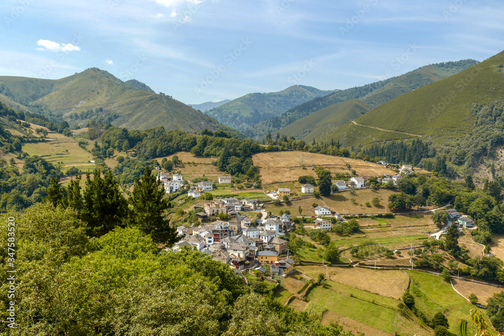 Pueblo Asturiano en las montañas.