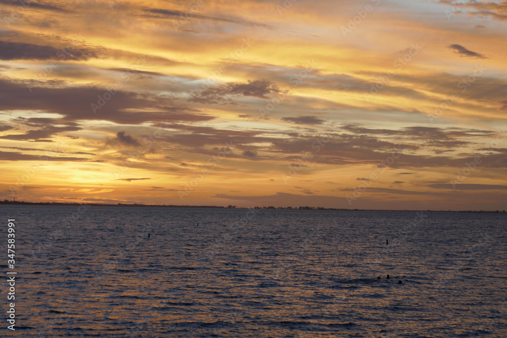 Obraz premium Cloudy Sunset at the ocean