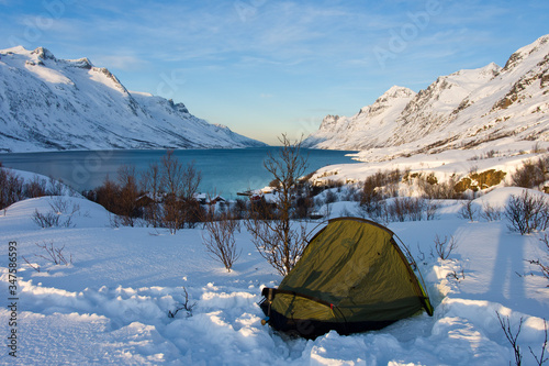 Backpacking w Arktyce. Rozbity namiot i biwakowanie w północnej Norwegii.