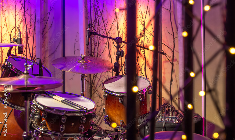 Obraz premium Bright recording Studio. A room for musicians ' rehearsals, with a drum kit in the background. The concept of musical creativity.