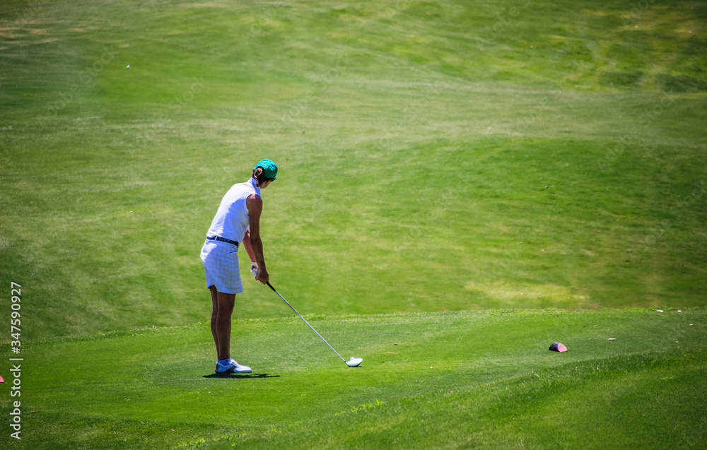 Obraz premium Woman Playing Golf in Quinta do Lago Algarve Portugal