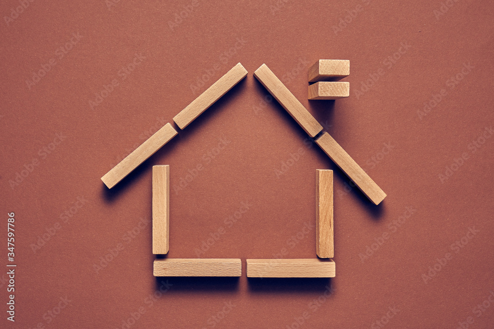 Biznesowa koncepcja dom z drewnianych klocków ułożony w konceptualnym wizerunku - obrazy, fototapety, plakaty 