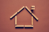 Biznesowa koncepcja dom z drewnianych klocków ułożony w konceptualnym wizerunku