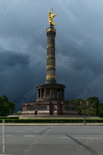 Siegessäule Berlin, Gewitterhimmel, Deutschland © travelguide