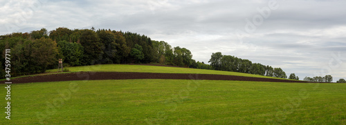 Panorama einer Landschaft in der Rhön - Feld, Wald und Wiese