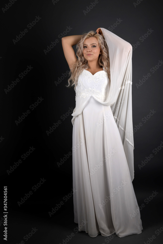 Naklejka premium Beauty portrait of bride wearing fashion wedding dress