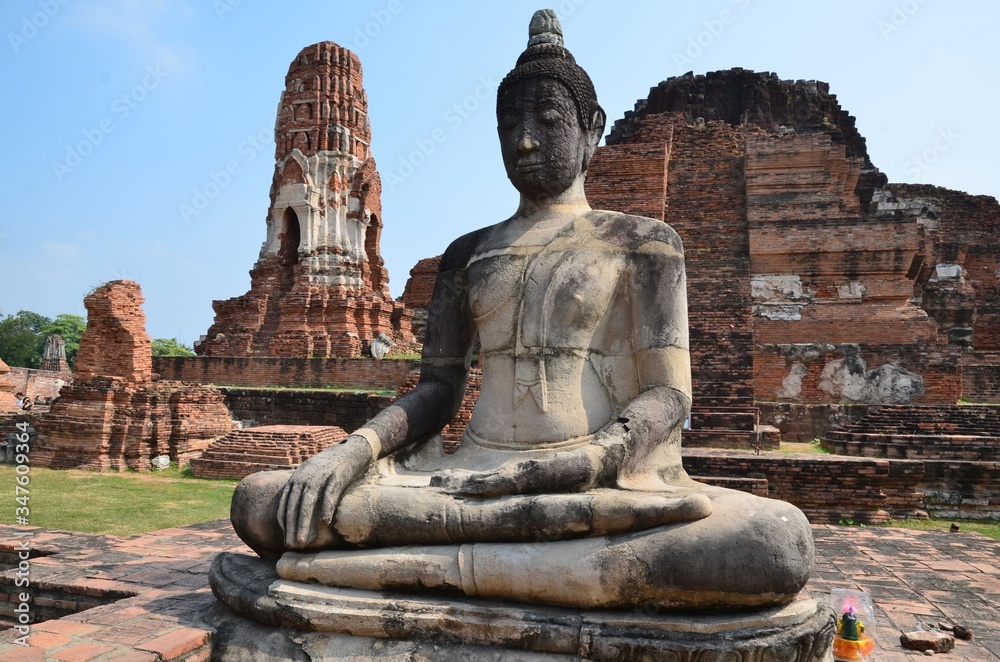 Sitting buddha statue at Wat Phra Mahathat in Ayutthaya Sitting buddha statue at Wat Phra Mahathat in Ayutthaya