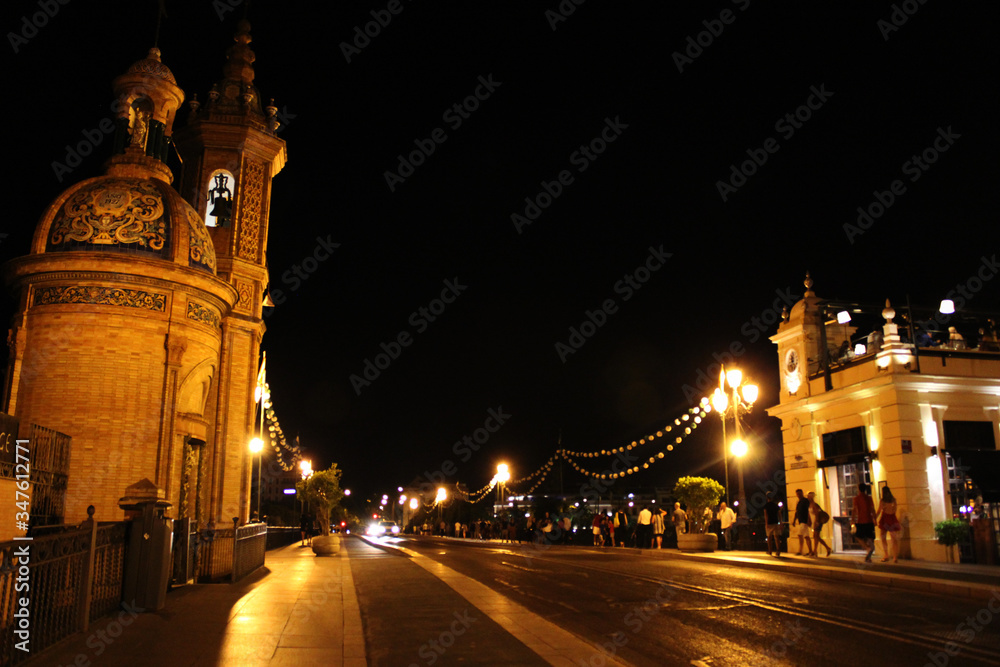 Obraz premium Puente de Triana en Sevilla por la noche