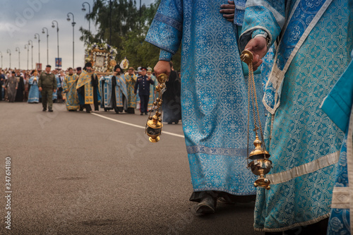 крестный ход Казань Казанская икона, кадило, священники, епископы, облачения,
procession of Kazan Kazan icon, censer, priests, bishops, vestments,