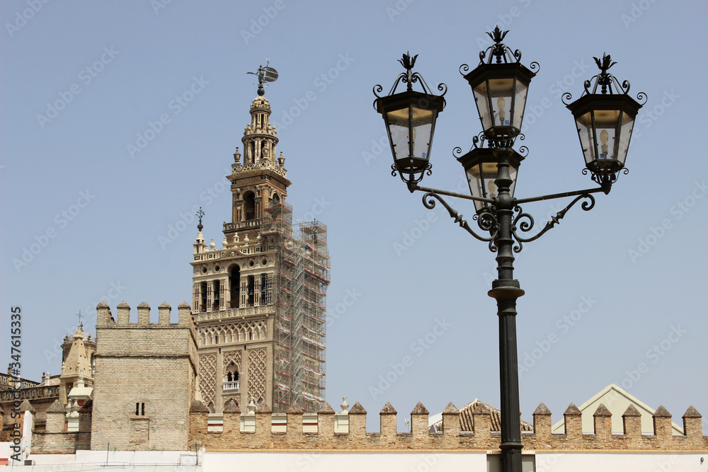 Giralda de Sevilla, la torre campanario de la catedral de Santa María de la Sede de la ciudad de Sevilla (Andalucía)