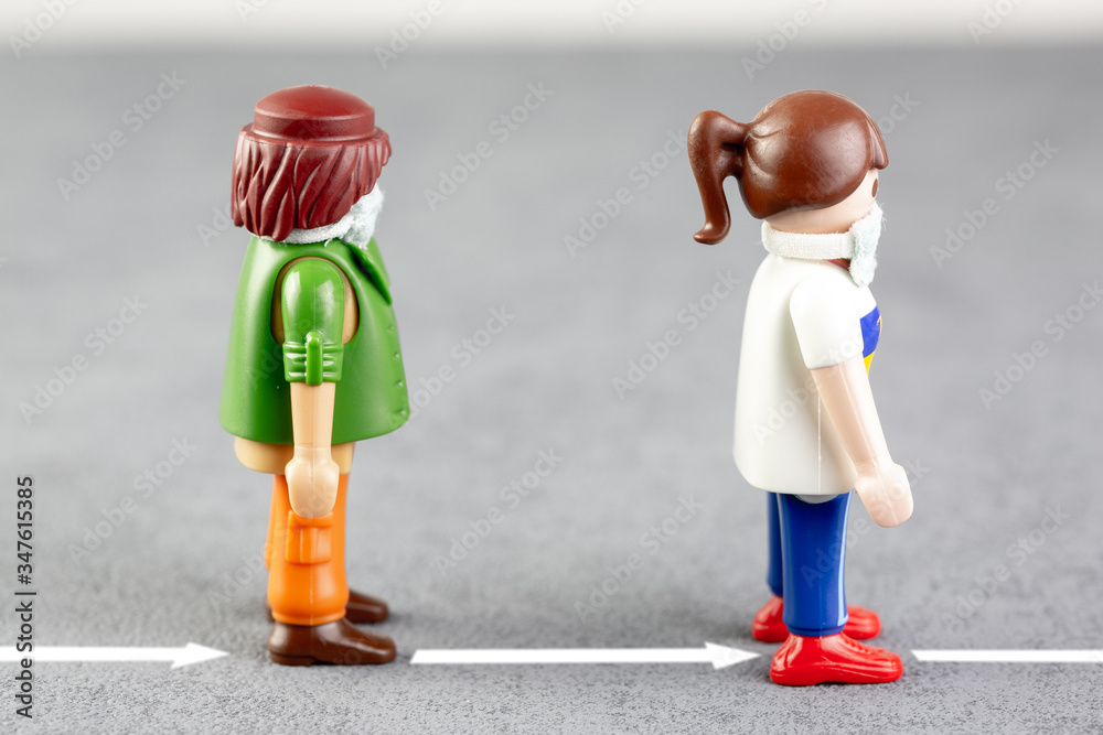 playmobil character illustrating the marking on the ground and signage, for  physical distance in the street or in the context of work to avoid  transmission of the covid-19 virus foto de Stock