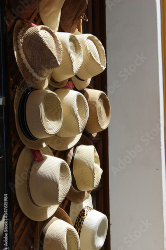 Sombreros de paja colgados de la pared