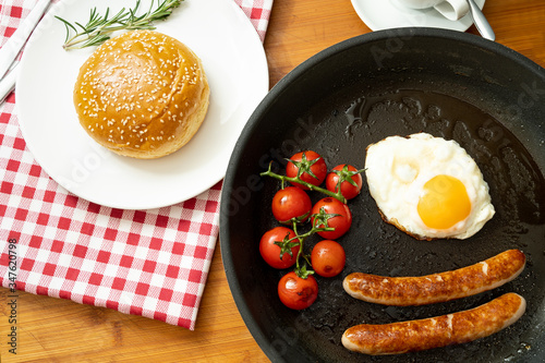 Obraz na płótnie overhead shot of fried breakfast American sausage egg tomatoes roll coffee quick tasty first healthy big portion w salonie