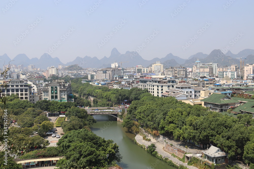 Paysage urbain et fleuve à Guilin, Chine	