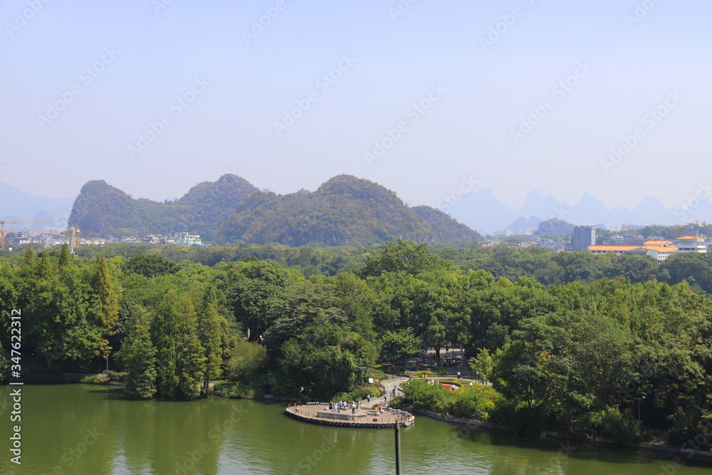 Lac et paysage urbain à Guilin, Chine	