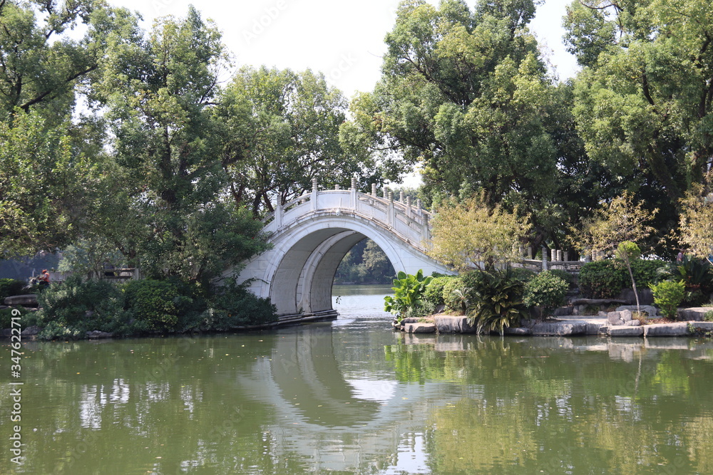Pont traditionnel sur un lac à Guilin, Chine Pont traditionnel sur un lac à Guilin, Chine