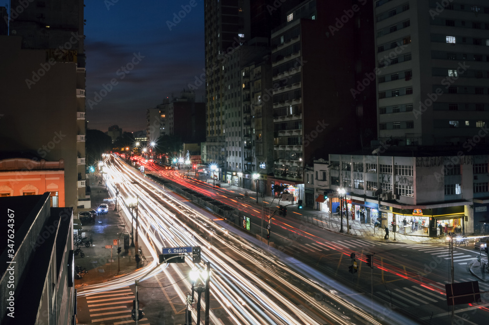 Obraz premium Sao Pablo city brasil at night, long exposure of main streets 