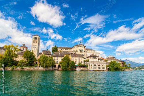 Vista degli edifici dell'Isola di San Giulio nel lago d'Orta, dal pelo dell'acqua, Piemonte, Italia