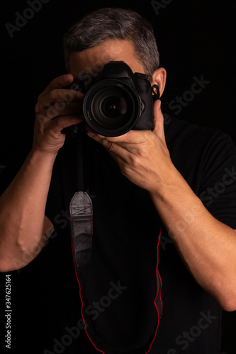 fotógrafo no momento do clique, no fundo preto
