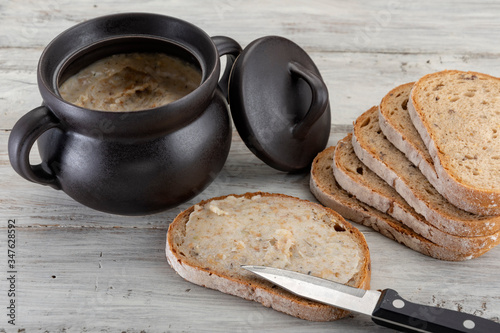 DOMOWY SMALEC W CERAMICZNYM POJEMNIKU