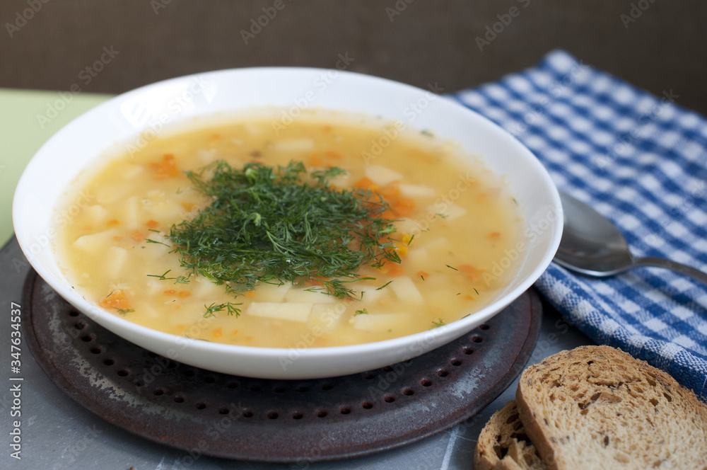 Pea soup with dill, grens and crumbs Pea soup with dill, grens and crumbs