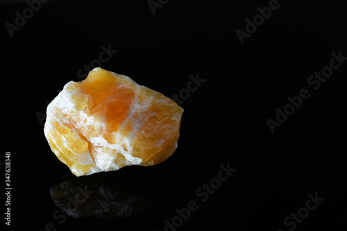 Canvastavla An image of a honey calcite crystal on a black background.