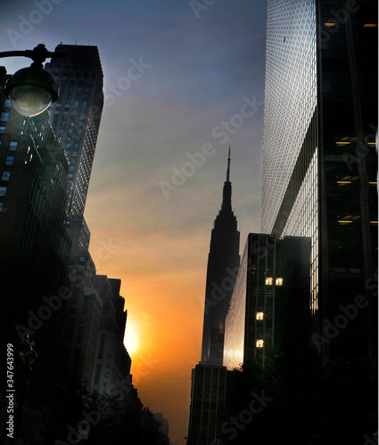 Photo Low Angle View Of Empire State Building And City Against Sky During Sunset