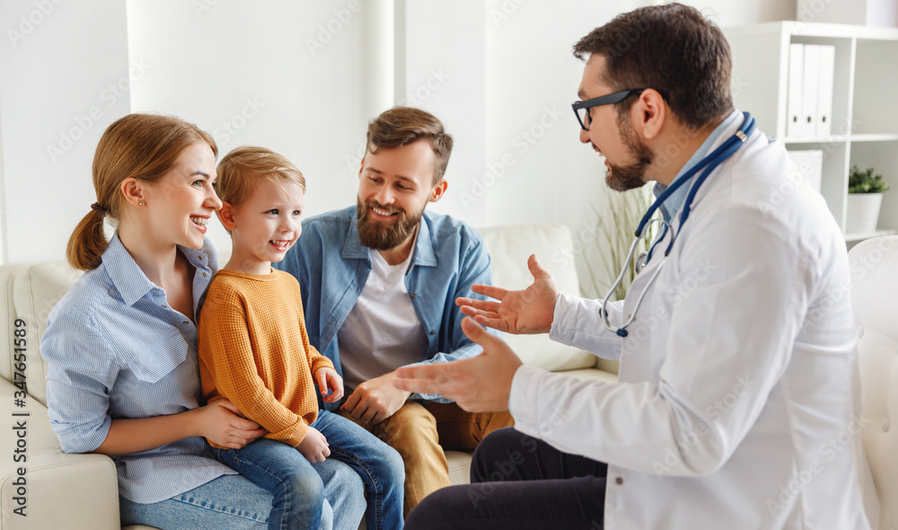 Obraz premium Friendly doctor speaking with boy and parents.