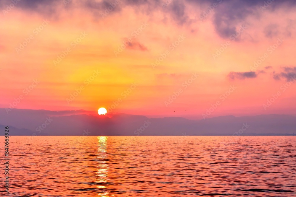琵琶湖に昇る朝日の情景＠滋賀