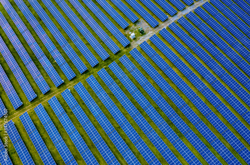 Canvastavla Aerial view of large solar farm with hundreds of rows of energy efficient panels