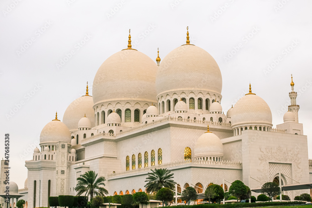sheikh zayed grand mosque in Abu Dhabi 