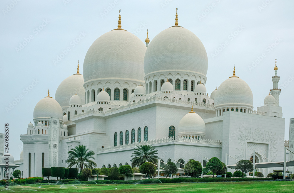 Fototapeta premium sheikh zayed grand mosque in Dubai 