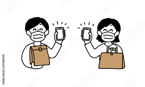 スマートフォンと紙袋を手にするマスク男性女性（シンプル）