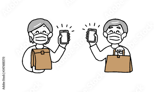 スマートフォンと紙袋を手にするマスク着用シニア男性女性（シンプル）