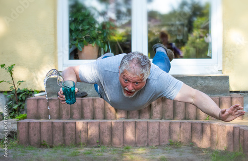 Foto An older man has stumbled and falls down a flight of stairs