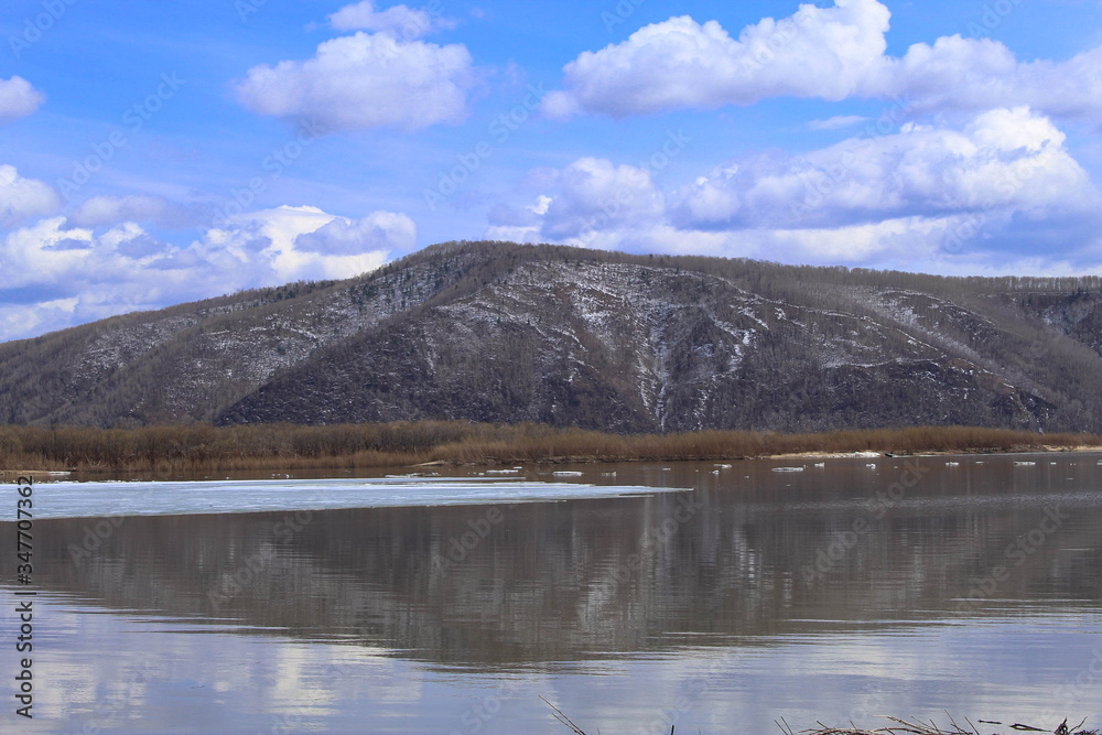 Obraz premium lake and mountains